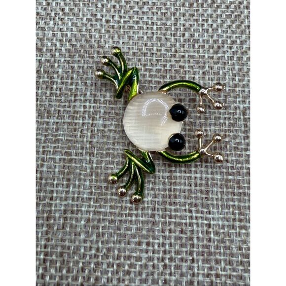 Lil' Green Froggy Brooch, Frog Pin, Jumping Frog - Picture 3 of 6